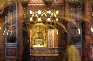 detalj pallium FHE-st-peters-basilica-vatican-city-confessio-detail