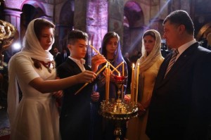 Presidentens familj tänder ljus under bönen vid självständighetsdagen i Sophia katedralen, Kiev