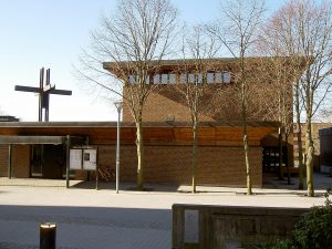 Bild på Akalla kyrka från Sibeliusgången