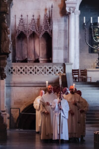Intåg till högtidlig vesper i Lunds domkyrka. Först går korset, buret av Ingrid Norén Nilsson.