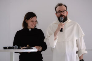 Ingrid Norén Nilsson och dominikanbroder Pierre-André Mauduit talar om vänskap.